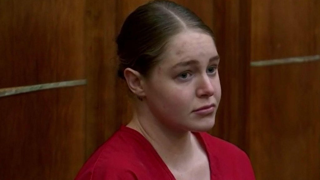 OnlyFans model Courtney Clenney accused of stabbing her boyfriend to death in 2022 reaches plea deal — CBS Miami, Pembroke Pines Real Estate news