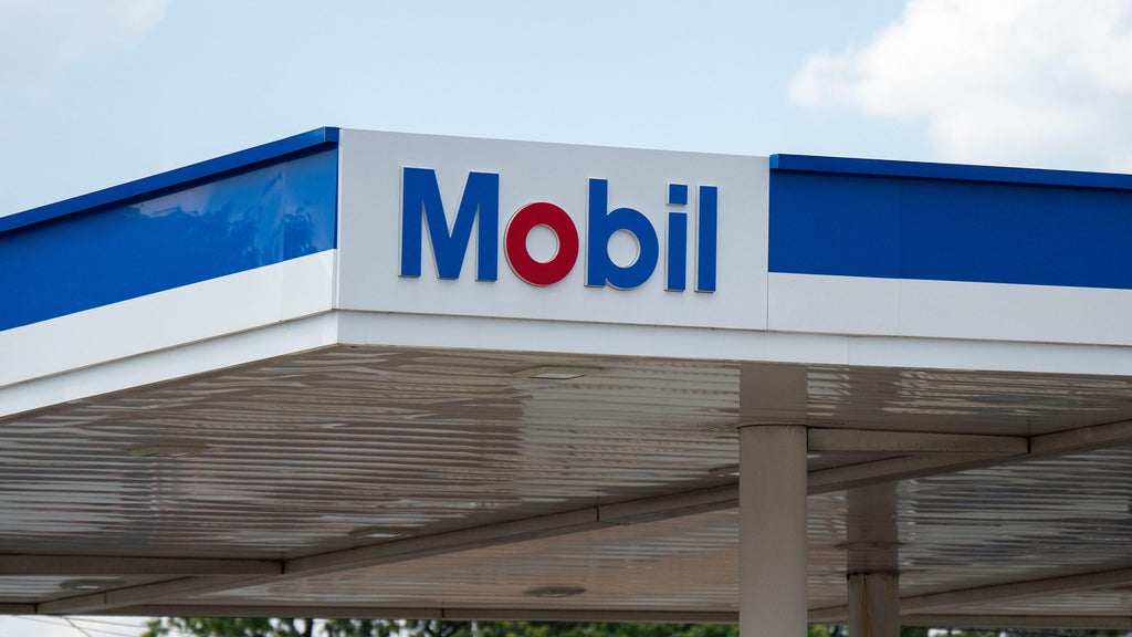 Woman pumping gas at Florida gas station set on fire by stranger, police say — CBS Miami, Pembroke Pines Health news