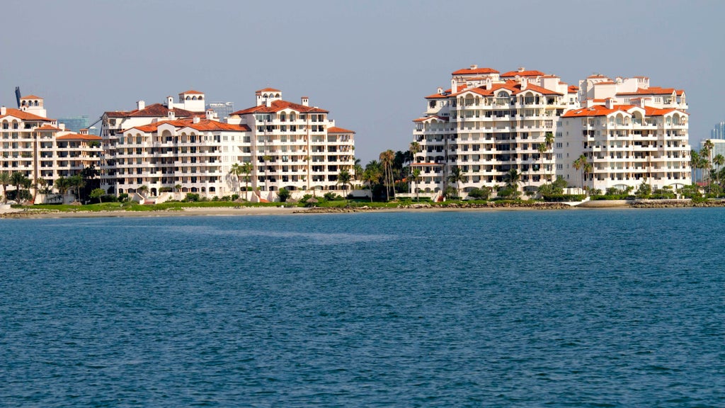 Man struck by boat propeller while in water off Miami Beach marina, FWC says — CBS Miami, Pembroke Pines Health news