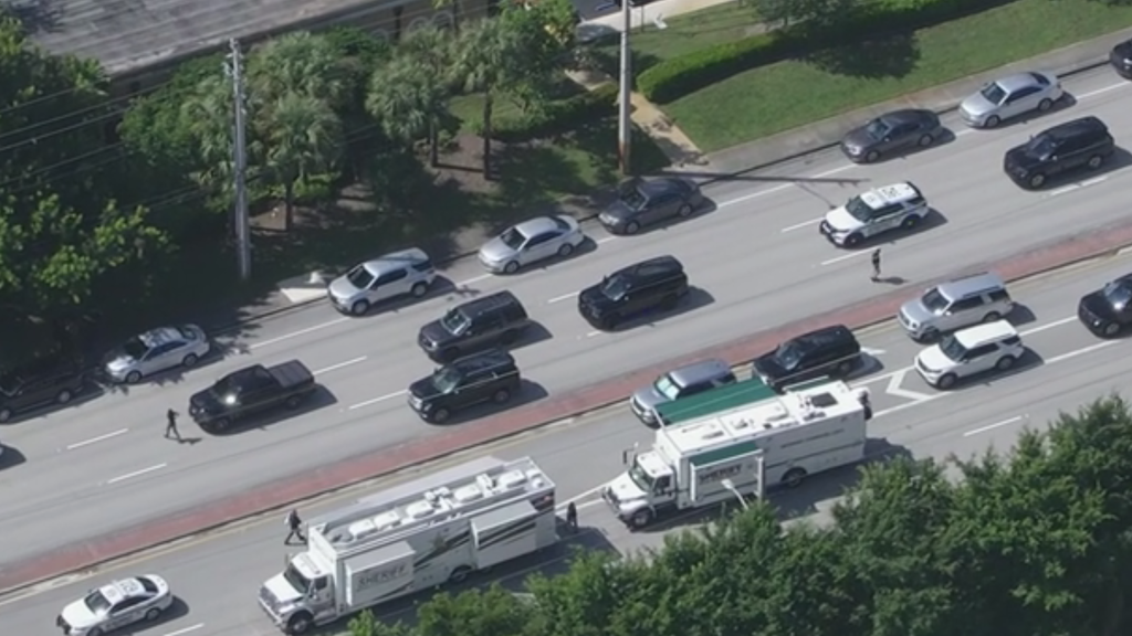 Man killed by Palm Beach authorities after chase tied to pizza delivery robbery, sheriff says — CBS Miami, Pembroke Pines Schools news