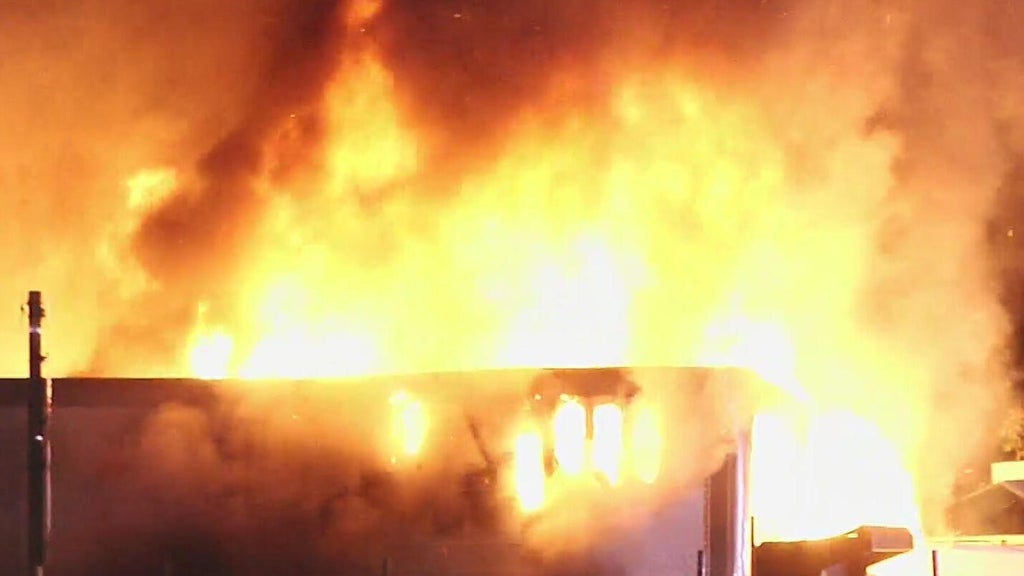 Video shows intense fire that broke out at mobile home in West Little River — CBS Miami, Pembroke Pines Community news