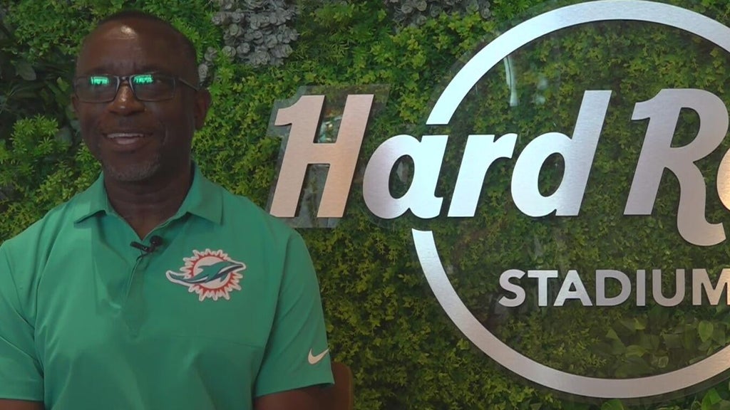 Hustle and Heart: Miami Dade College professor finds passion as Hard Rock Stadium usher — CBS Miami, Pembroke Pines Schools news