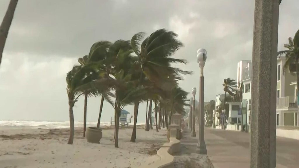 Strong wind, king tides send water surging inland leading to coastal flooding across South Florida — CBS Miami, Pembroke Pines Business news