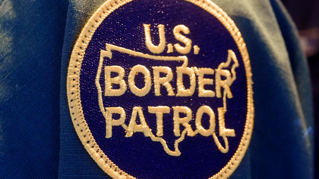 Border Patrol agents spotted at Florida early voting site were trying to cast ballots, election official says — CBS Miami, Pembroke Pines Sports news