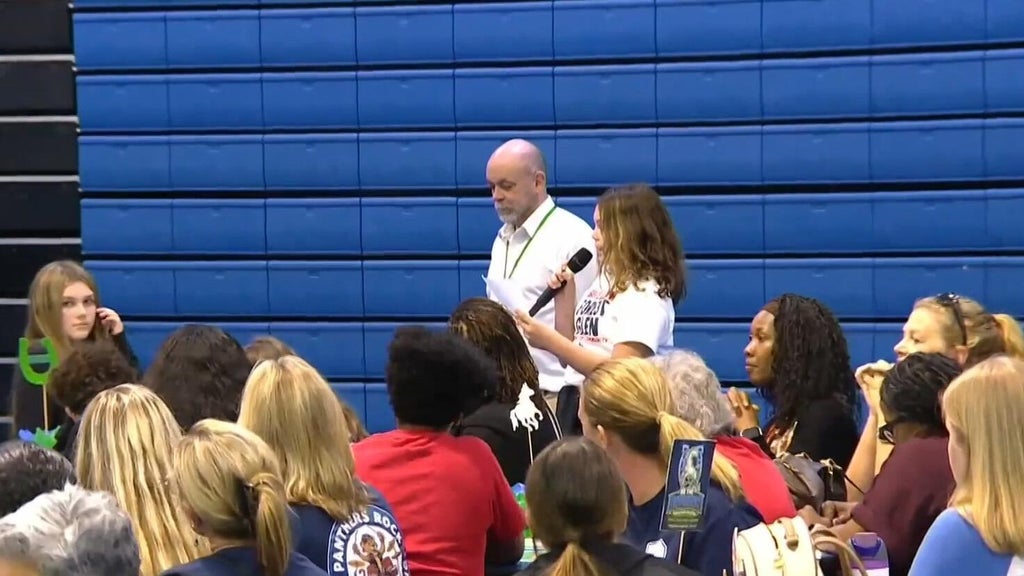 Broward students and parents express concerns about school closures — CBS Miami, Pembroke Pines Schools news