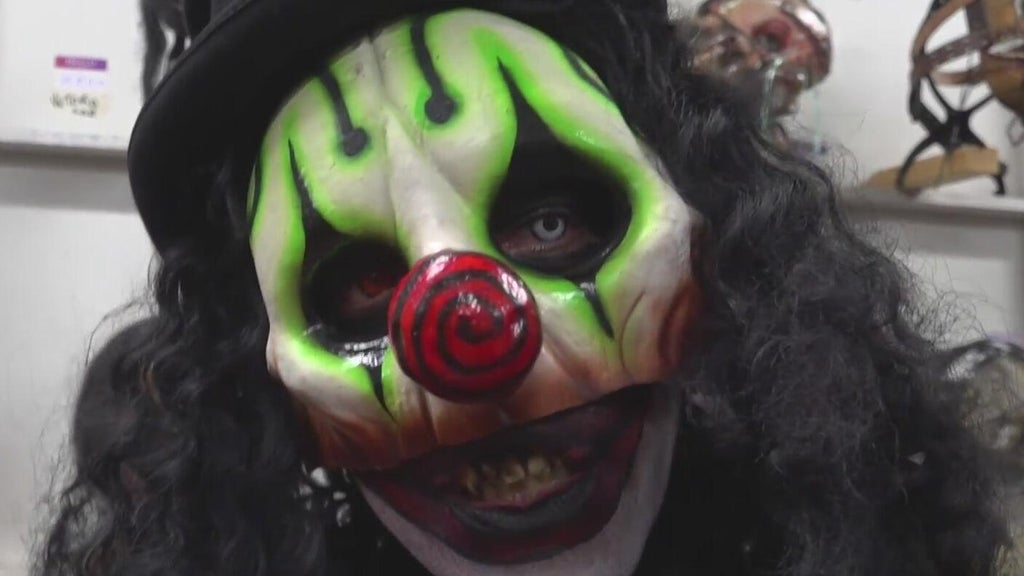 South Florida scare actor sells ice by day, haunts by night — CBS Miami, Pembroke Pines Sports news