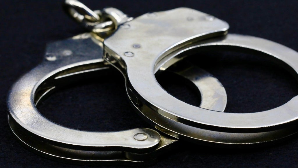 Miami-Dade father arrested, accused of starving and locking up his two children, deputies say — CBS Miami, Pembroke Pines Real Estate news