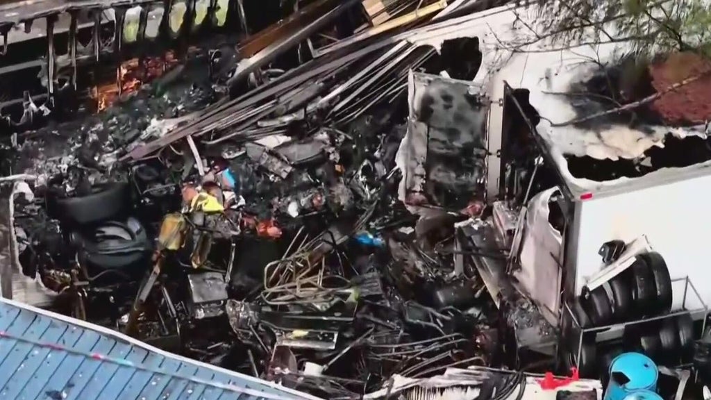 Pets survive massive mobile home fire in West Little River — CBS Miami, Pembroke Pines Community news