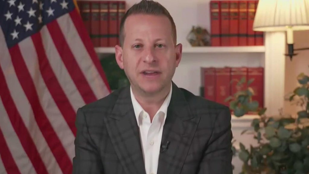 Man arrested in Palm Beach County for threatening voicemail against Rep. Jared Moskowitz — CBS Miami, Pembroke Pines Community news
