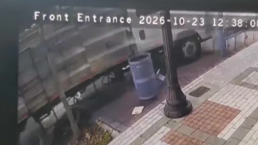 Landscaping truck crashes into bus bench, 3 North Miami businesses, sending 2 passengers to the hospital — CBS Miami, Pembroke Pines Real Estate news