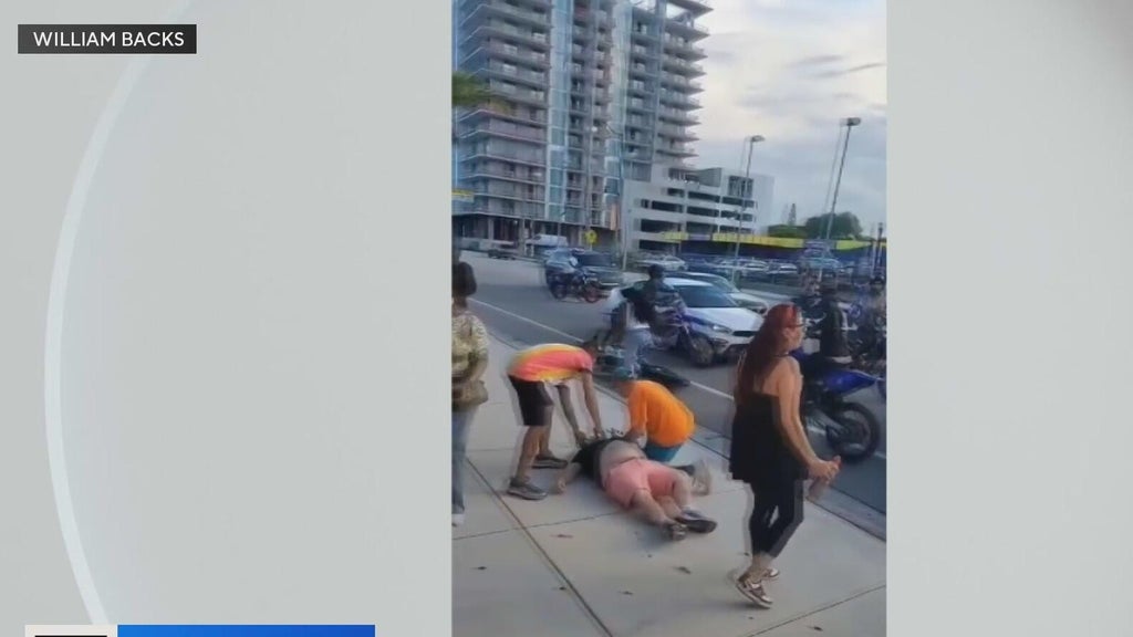Police search for attackers in brutal beating of 2 men in front of Hollywood pub — CBS Miami, Pembroke Pines Community news