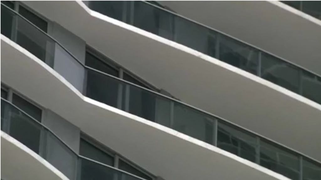 9th floor balcony fire at Miami high-rise forces man and his 2 dogs to flee building early in the morning — CBS Miami, Pembroke Pines Community news