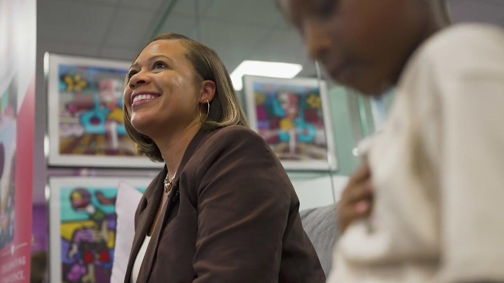 South Florida educator, author helping children build confidence with new book — CBS Miami, Pembroke Pines Community news
