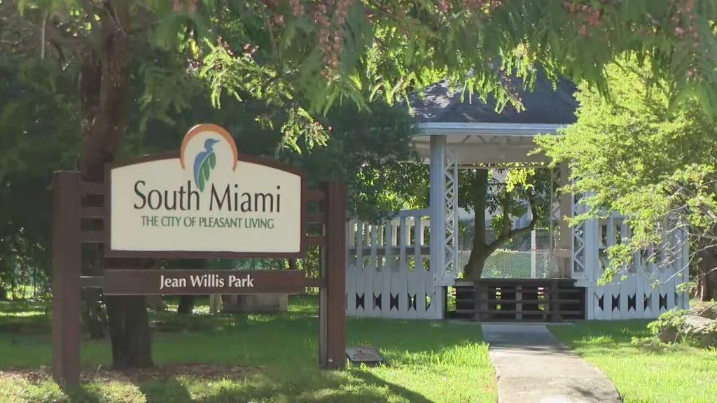 South Miami residents urge city leaders to keep historic park in place amid redevelopment plans — CBS Miami, Pembroke Pines Government news