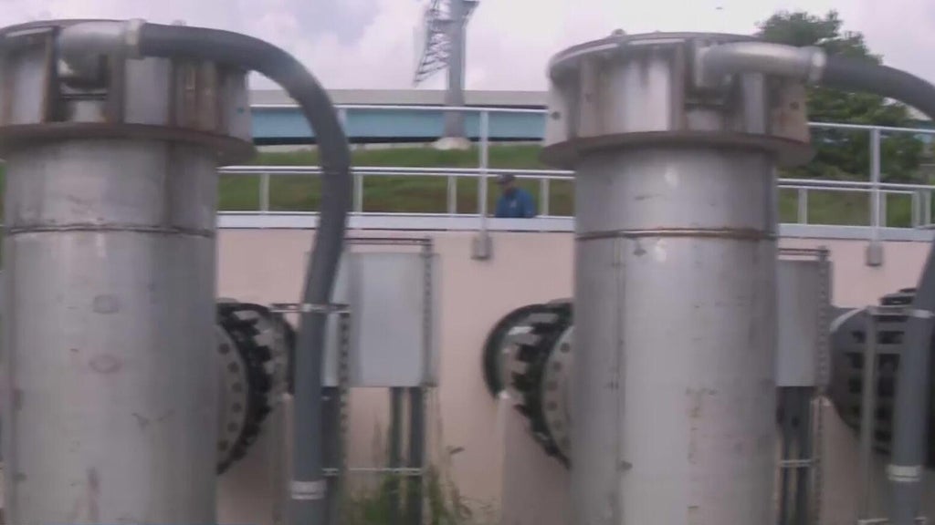 Fort Lauderdale stormwater pumps tested by heavy rain as residents prepare for king tides in flood-prone neighborhoods — CBS Miami, Pembroke Pines Schools news