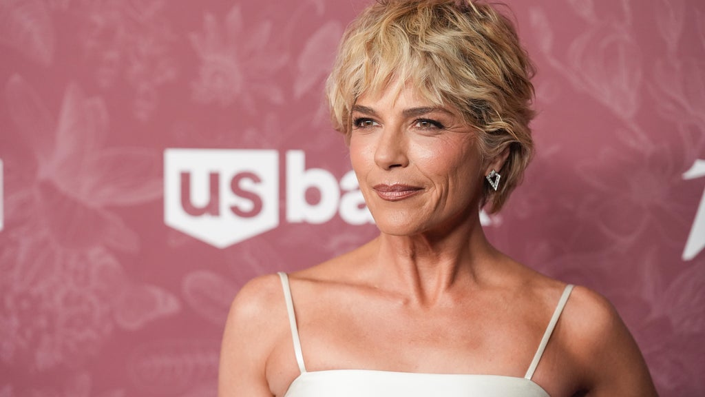 Actress Selma Blair arrested after allegedly biting flight attendant, being restrained on flight from LAX to JFK, source says — CBS Bay Area (KPIX), Pembroke Pines Health news